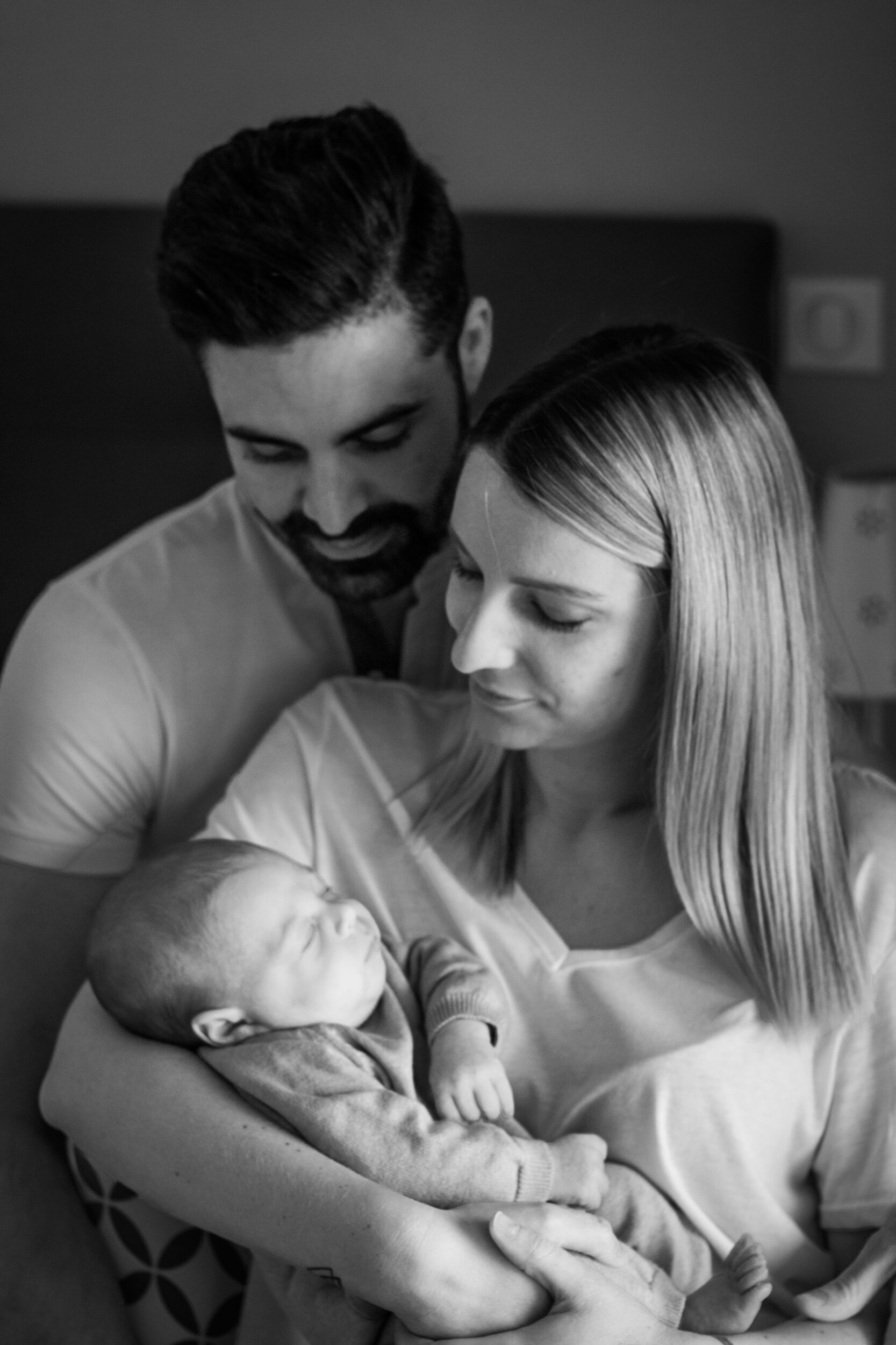 Famille avec un bébé endormi.