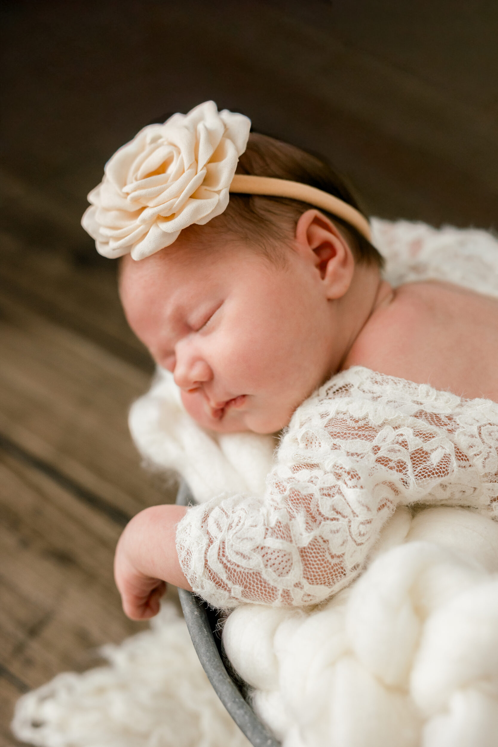 Bébé endormi avec un bandeau floral.