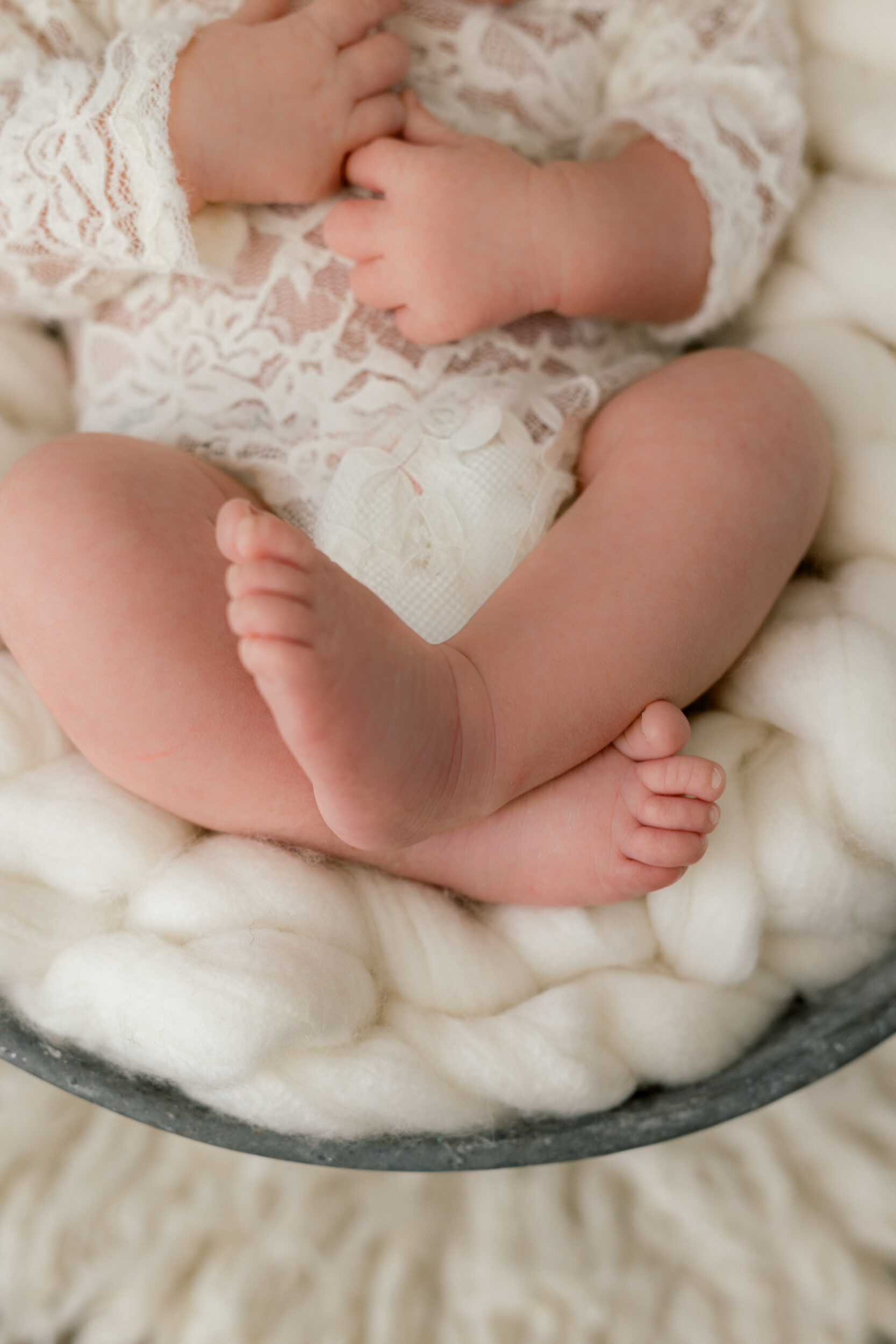 Bébé avec des pieds mignons.