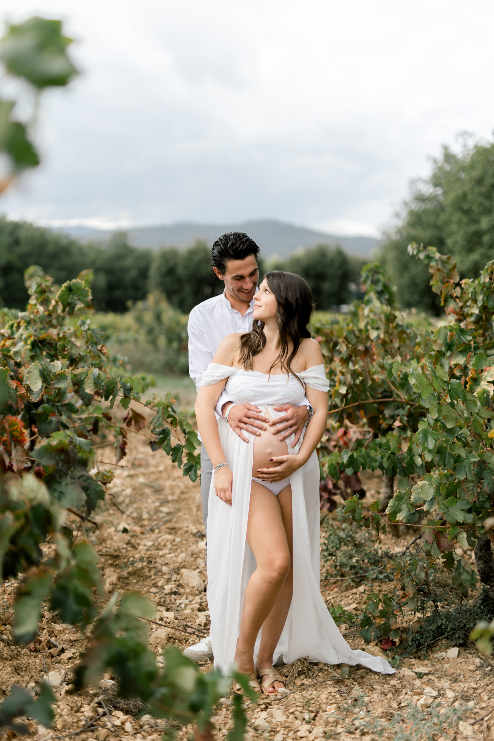séance grossesse dans les vignes à Sainte-Anastasie
