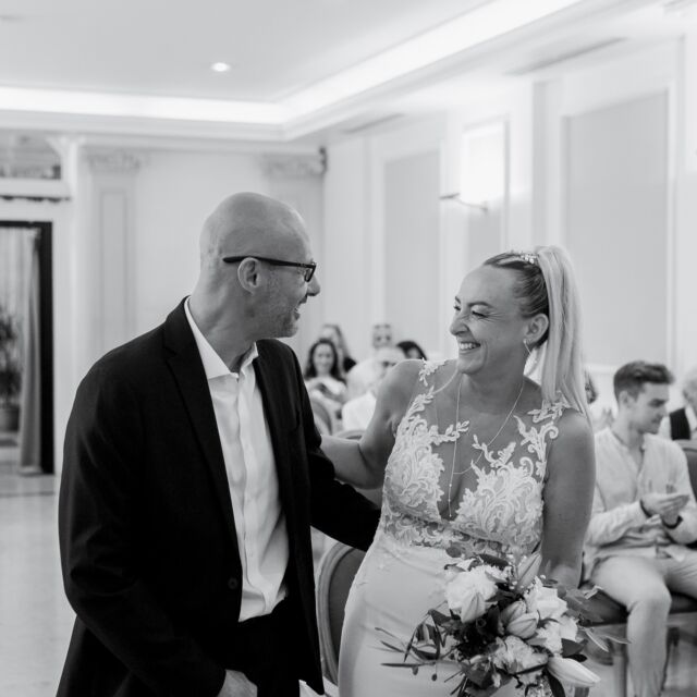 📸 Un mariage d’exception à Taradeau ✨
Corrine & Philippe ont vécu une journée inoubliable, du « oui » à la mairie de Cannes à une cérémonie laïque pleine d’émotions dans la cave du magnifique @chateaudesaintmartin 🍇💍.

Un lieu chargé d’histoire, une ambiance élégante et une soirée inoubliable… Tout était réuni pour un mariage magique ! ✨
Et que dire des prestataires incroyables qui ont sublimé cette journée ?
🍸 @lecocktail.nomade a enchanté les convives avec des créations aussi belles que savoureuses.
🍽️ @artemissiatraiteur nous a régalés avec un apéritif raffiné et un repas d’exception.

Une journée parfaite, où chaque détail avait été pensé avec soin ! 💕
Si vous rêvez d’un mariage aussi authentique et raffiné, je serais ravie de capturer ces instants uniques pour vous.

📅 Les réservations 2025 sont ouvertes !

💬 Dites-moi en commentaire : quel est LE moment de votre mariage que vous attendez le plus avec impatience ?