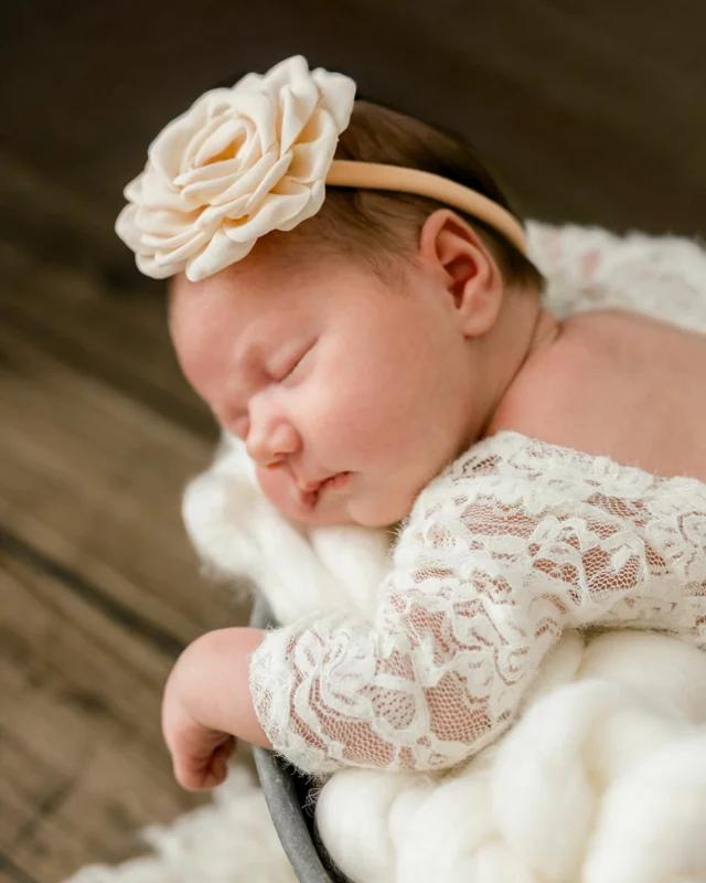 Parfois, le silence n’est pas un arrêt.
C’est un temps de recentrage 🌿

Ces derniers mois, j’ai continué à photographier.
À rencontrer, à créer, à vivre de très beaux moments avec les familles que j’accompagne.

Mais j’ai aussi pris le temps de réfléchir.
À mon rythme, à mon énergie, à ce que j’ai envie d’offrir aujourd’hui à travers mon travail.

Une nouvelle organisation professionnelle, moins de pression, plus de recul.
Et l’envie de faire évoluer mon activité pour qu’elle reste un plaisir — pas une course.

Je reviens ici avec cette intention-là.
Partager davantage. Montrer ce que je crée.
Et continuer à raconter vos histoires, avec douceur et sincérité.
Merci d’être là 🤍