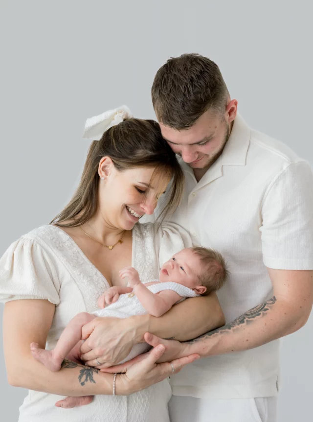 Les premiers jours passent dans un flou doux.

On apprend à se découvrir, à se comprendre, à trouver son rythme.
On vit beaucoup, on dort peu, on oublie déjà certains détails.

La façon dont il se blottit.
La taille de ses mains.
Ces moments tout simples à la maison.

Sur le moment, on ne se dit pas que c’est précieux.
On est juste en train de vivre.

Et puis, avec le temps, ces images deviennent une trace.
D’un début.
D’une rencontre.
D’une période qui ne revient jamais.

C’est pour ça que j’aime photographier les naissances :
pour garder une empreinte de ces tout premiers jours, tels qu’ils étaient vraiment.