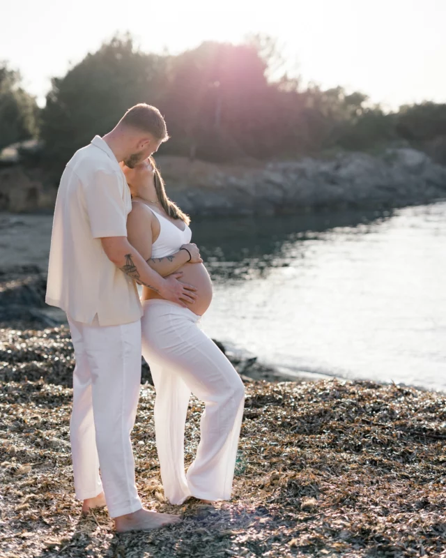 Aujourd’hui, on célèbre l’amour.

Celui que je vois le plus souvent commence comme ça.

À deux.
Avec un peu d’appréhension.
Beaucoup d’attente.
Et déjà tellement de lien.

Avant même que tout commence vraiment.

C’est cet instant fragile et puissant que je photographie.

Parce qu’il passe vite.
Et qu’on ne le revit jamais pareil.

Et si vous êtes en train de le vivre…
oui, ça vaut la peine de le garder.

#photographevar
#grossessevar
#photographetoulon
#photographe83
#varfamille
#futuremamanvar
#grossesse
#photographegrossesse
#photographematernite
#futuremaman
#grossesseheureuse
#coupleenceinte
#maternité
#attendreunbébé