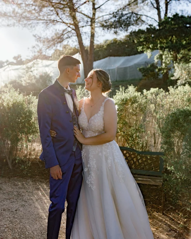 Avant que la journée ne s’emballe, il y a ce moment à deux. ❤️

La lumière qui tombe doucement. Le calme. Les regards qui se cherchent et se trouvent.

Un instant simple, presque silencieux. Mais déjà chargé de tout ce qui compte.

C’est souvent là que tout commence vraiment. 

Mariage H&A au magnifique @chateaupasducerf 

#mariage
#photographemariage
#reportagemariage
#mariage2026
#coupleamoureux
#amour
#photographemariagevar
#mariagevar
#photographetoulon
#mariagepaca
#domainedecharme
#mariagevignoble