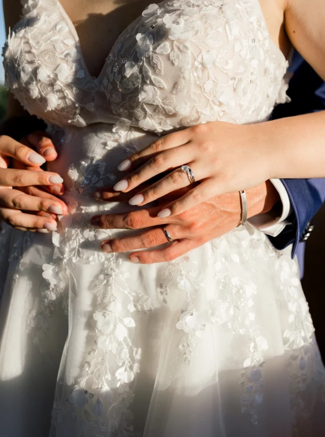 Parfois, il suffit de presque rien.

Deux mains. Une robe. Et ces alliances portées pour la première fois. 

Un détail simple.
 Mais chargé de tout ce que ce jour représente.

#mariage
#reportagemariage
#photographemariage
#mariage2026
#photographemariagevar
#mariagevar
#photographetoulon
#mariagepaca