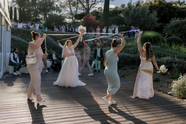Et puis la journée bascule.
Le calme laisse place aux rires. Aux verres qui s’entrechoquent. Aux étreintes qui se prolongent.

Un mariage, ce n’est pas seulement deux personnes.
C’est tout un cercle qui célèbre, qui entoure, qui aime.

Et c’est là que l’émotion prend une autre forme.

@chateaupasducerf 

#mariage
#reportagemariage
#photographemariage
#mariage2026