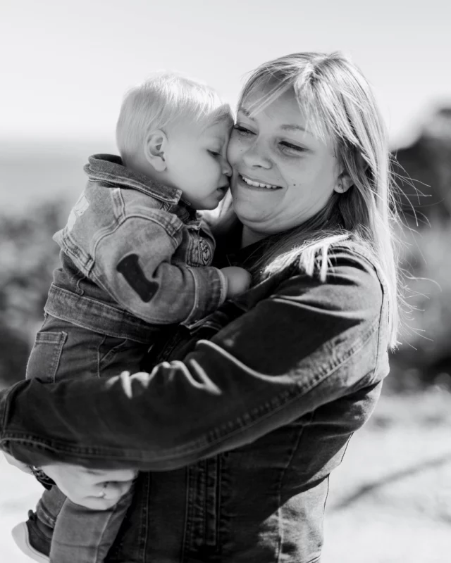 On pense souvent aux grandes étapes…

Mais ce sont ces petits moments-là,
ceux qu’on vit sans y penser,
qui deviennent les plus précieux avec le temps.

Un regard, un rire, un câlin, une main qui se pose.
C’est ça que j’aime garder pour vous 🤍

Si vous avez envie de créer ce genre de souvenirs,
n'hésitez pas à me contacter.