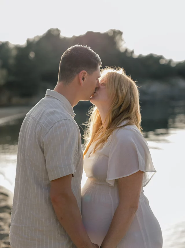 Il y a des moments où tout ralentit.

Juste eux.

Juste ce bébé qui arrive.

Et cette lumière…

C’est exactement pour ça que j’aime les séances grossesse au coucher du soleil 🤍

#photographegrossesse 
#photographegrossessevar 
#photographetoulon 
#futuremaman 
#grossesseheureuse 
#maternite 
#amourdefamille 
#instantprecieux 
#souvenirsdefamille 
#emotionpure 
#lumierenaturelle 
#goldenhourphotography 
#photographienaturelle 
#douceurdelumiere 
#seancegrossesse 
#photographevar 
#mamantoulon 
#futuremamanvar